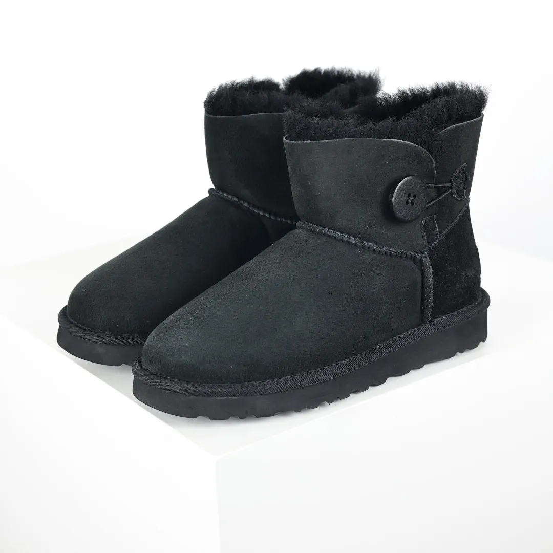 Pick up locally 💰540 The core recommendation is good price UGG basic Bailey twist style Xiaohongshu hot style Henan Longfeng leather production Sheepskin integrated top quality in the market 2-3 cm cashmere insole to keep warm in winter and a very suitable choice for home use UUG has launched a style series in the new year, which is partially geared towards the preferences of young consumers and has also moved to the forefront of fashion trends. Shoe body material Water-repellent coated suede upper 17mm UGGPURE™ implanted wool insole Lightweight non-slip comfortable rubber outsole With brand LOGO Trademark Comes with full packaging Size: 35 36 37 38 39 40